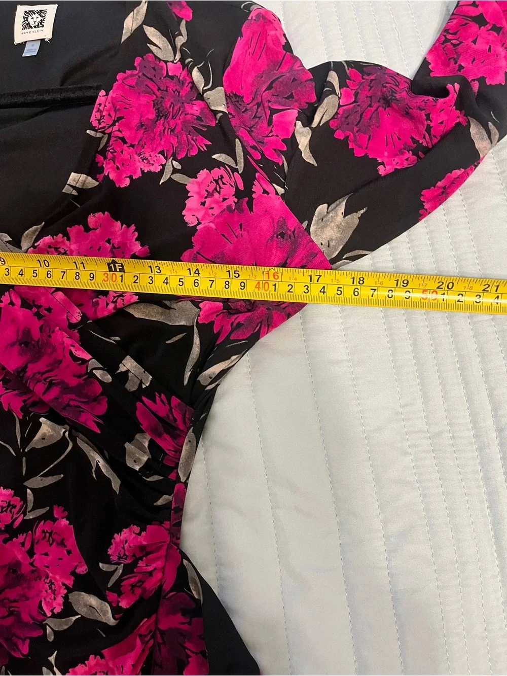 Anne Klein Black & Fuchsia Floral Print. Three quarter length sleeves. Size 4. - Picture 7 of 8